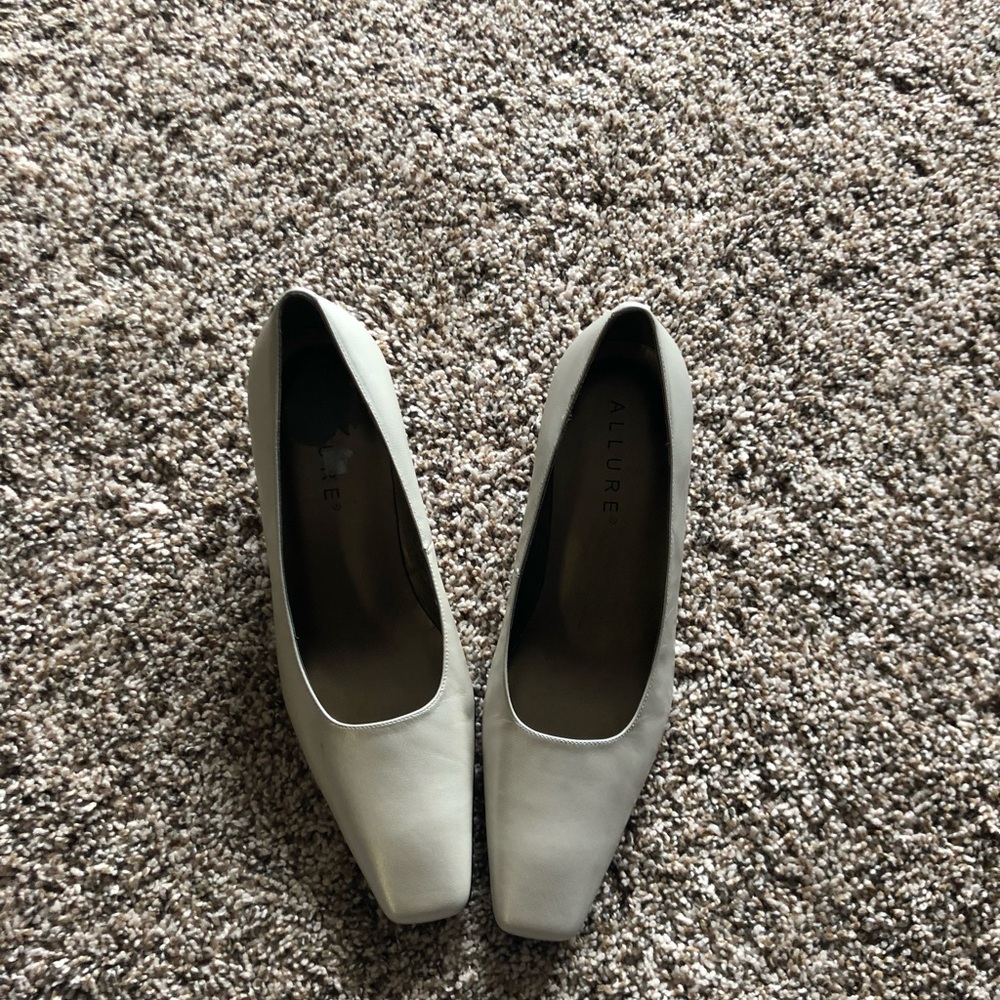 Allure cream heels NWT size 8.5